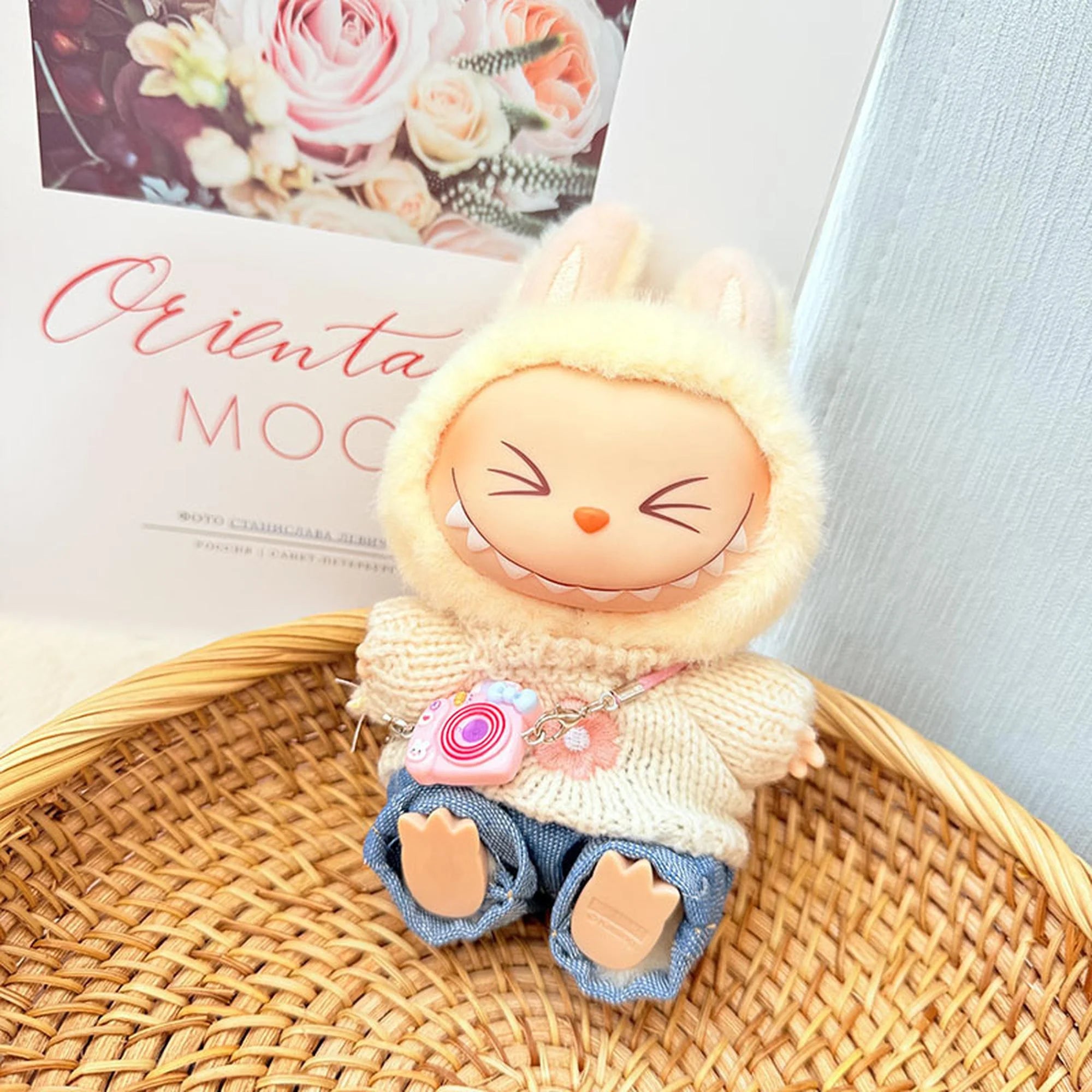 Labubu Clothes Labubu Kd Powder Camera + Blue Turn-Up Jeans + Pink Six-Petal Flower Sweater